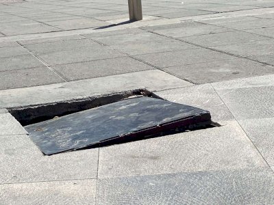 Denuncian comerciantes coladera en mal estado en el Centro