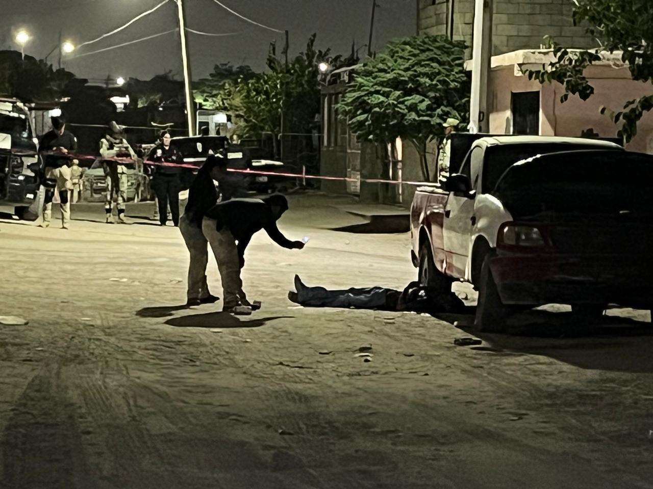 Atacan a balazos a hombre mientras reparaba una camioneta en Loma Blanca; muere en el lugar