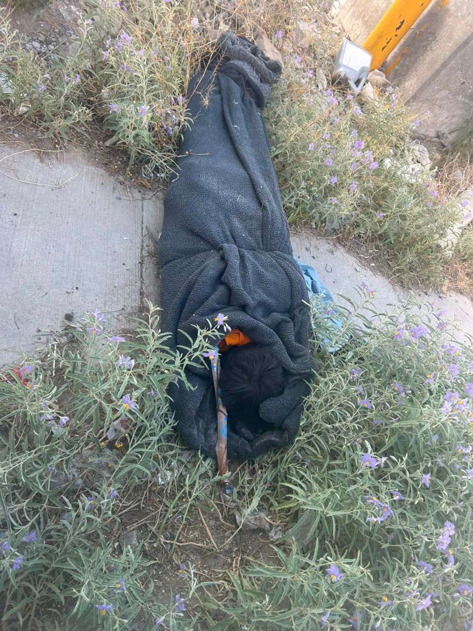 Encuentran cuerpo de hombre encobijado en la Aztecas