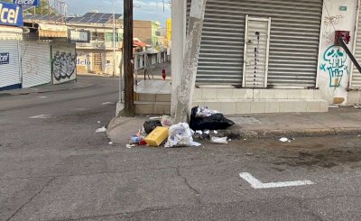 Genera molestia entre transeúntes basura en calles del centro 