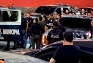 Detienen a 2 en camioneta con imágenes de narcos 