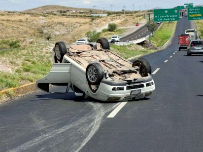 Resultan 3 lesionados en volcadura sobre carretera a Juárez