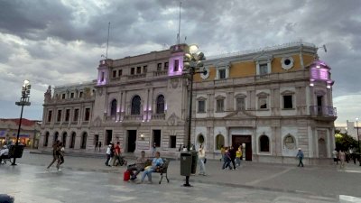 Disfrutan chihuahuenses clima agradable en Plaza de Armas