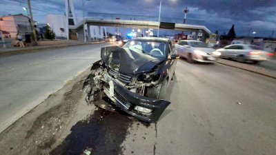 Choca contra el muro de contención en la avenida Tecnológico