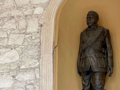 Detectan grietas en Palacio en zona de estatua de Pancho Villa