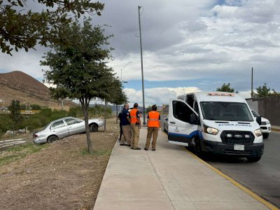 Deja choque en el canal a joven lesionado y una luminaria a punto de caer