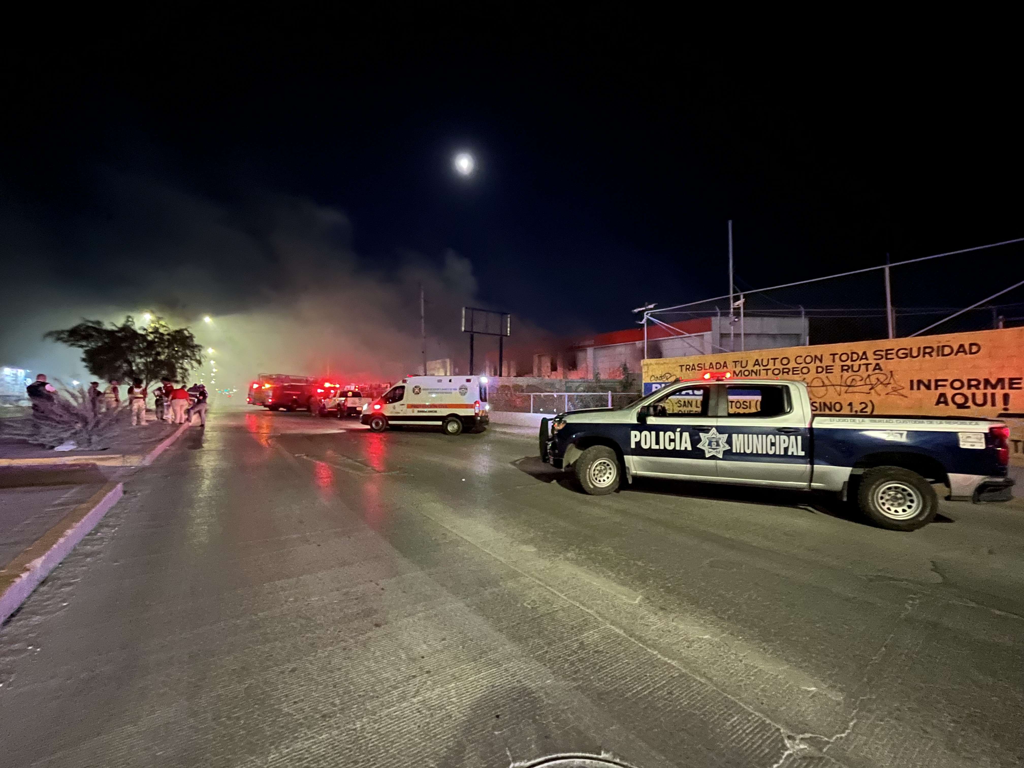  Densa columna de humo alerta a vecinos tras incendio en bodega de Maseca