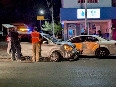 Choca al intentar cruzar avenida y deja tres lesionados en la Dale 