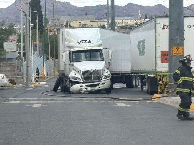 Impacta tráiler tubería de gas; evacúan Complejo Industrial 