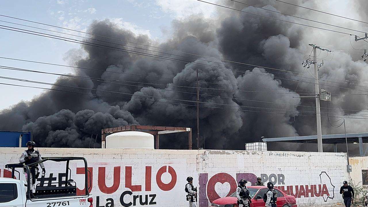 Incendio consume recicladora; el humo se extendió por Los Kilómetros