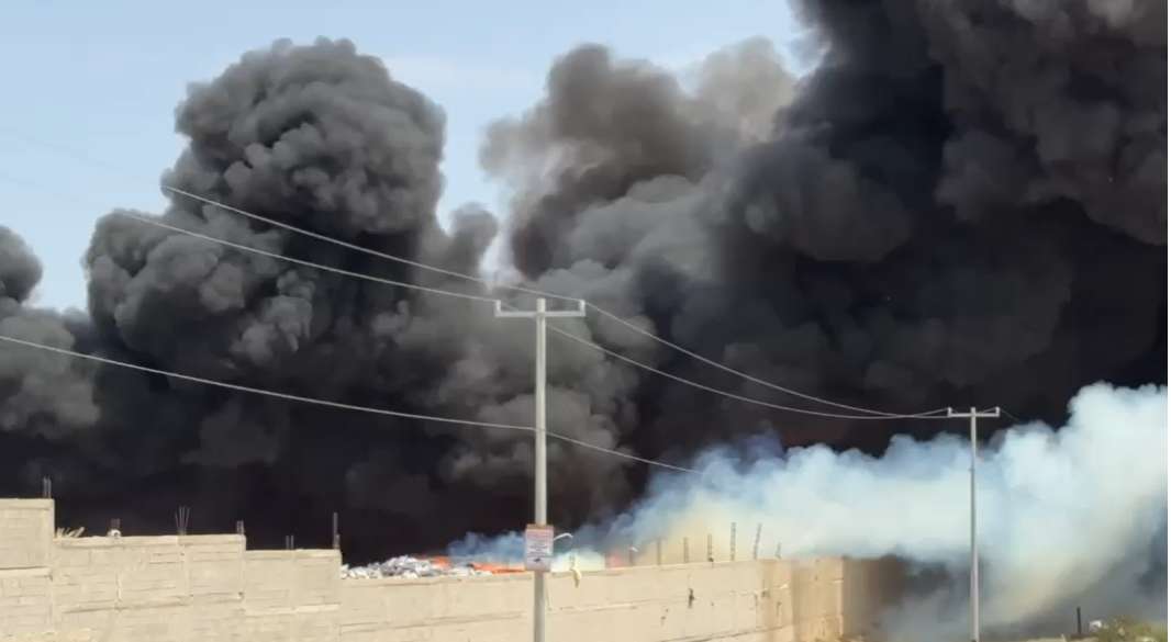 Continúa feroz incendio en recicladora del KM 23