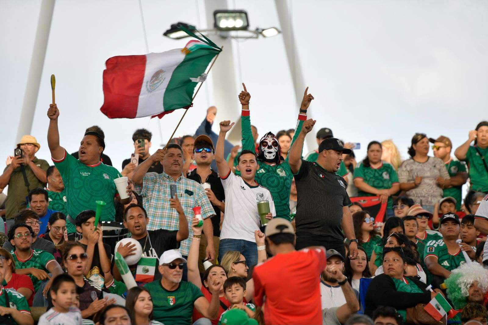 Familias viven la pasión del Mundial en el Parque Central