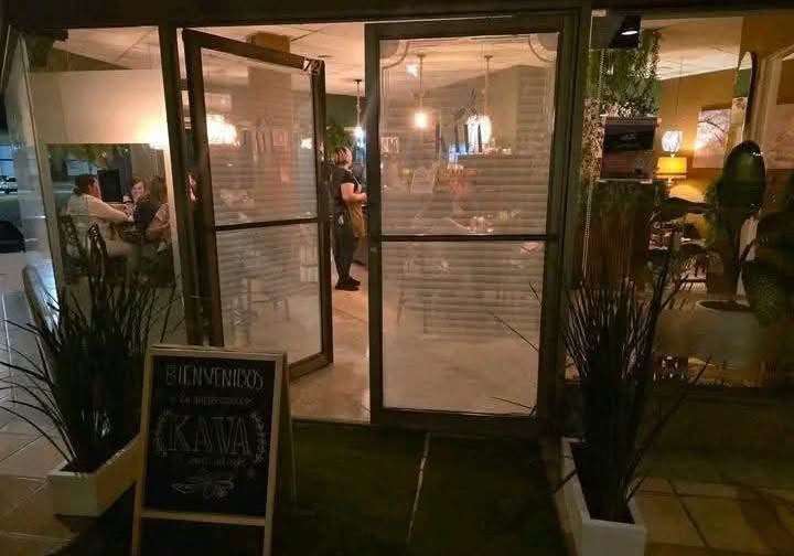 Roban mobiliario y equipo en cafetería Kava