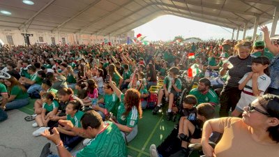Abarrotan aficionados la Plaza del Ángel para apoyar al Tri 