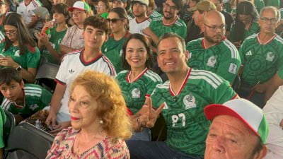 Apoya Marco Bonilla al Tri junto a aficionados en Plaza del Ángel 