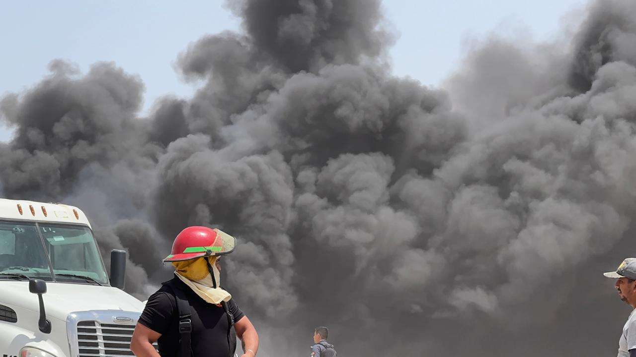 Supera las 20 horas incendio en la recicladora