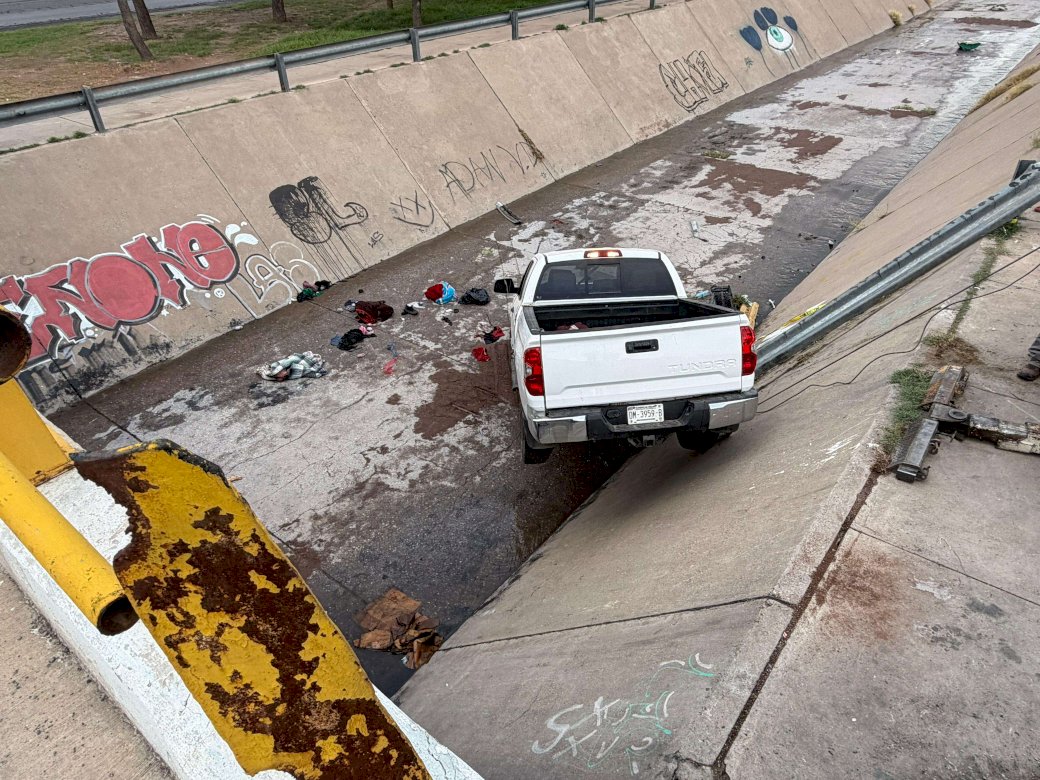 Se queda dormido y cae con su pickup al canal Nogales