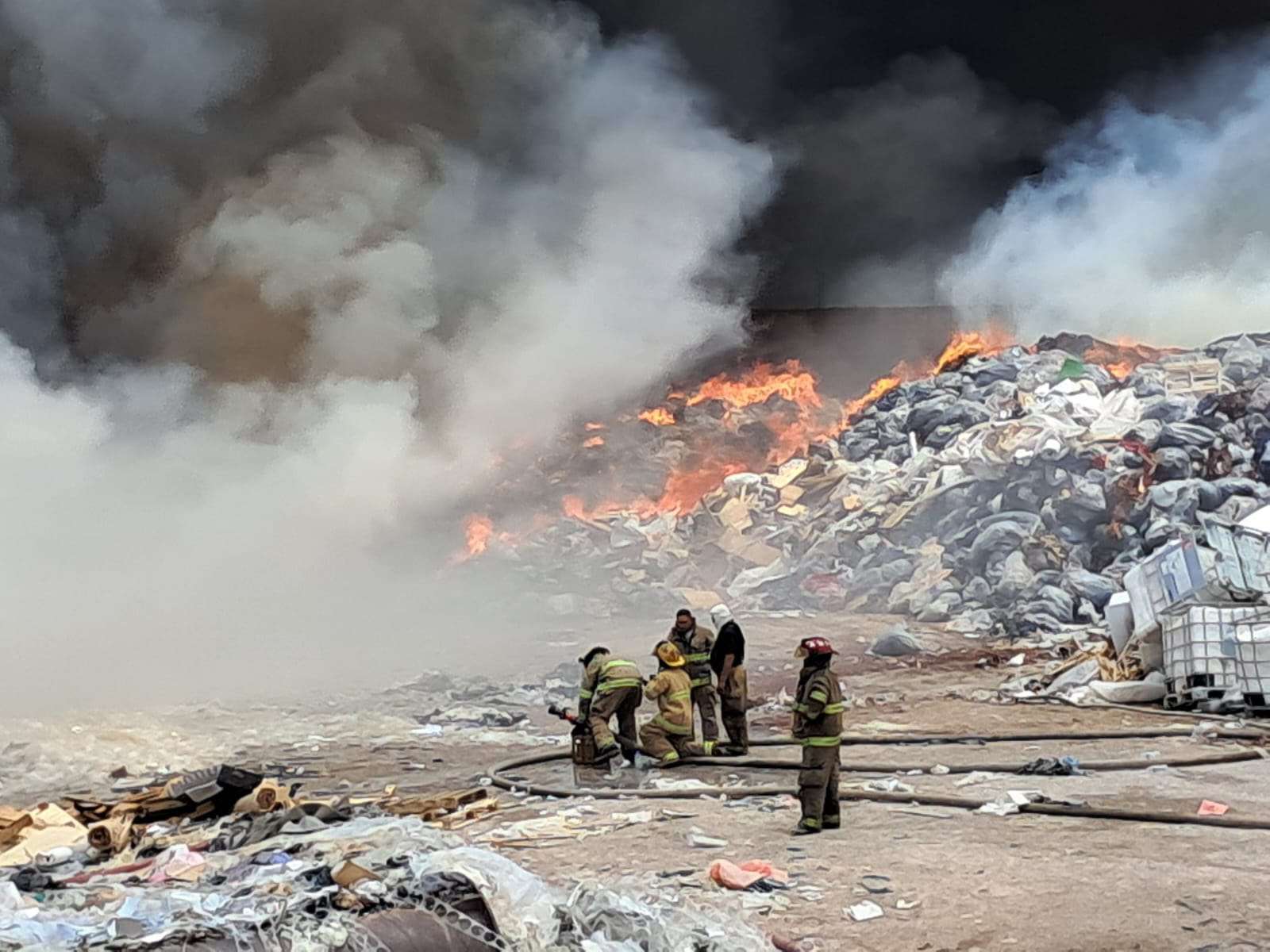 Se deteriora calidad del aire por incendio en recicladora