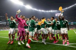 Vence México 2-0 a Ecuador y pasa a octavos