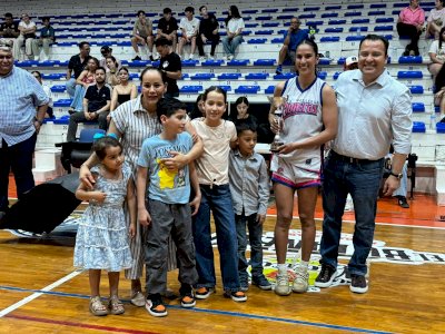 Reconoce Valenciano a jugadoras y afición por el campeonato de Pioneras 
