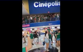 Festejan aficionados el pase del Tri a octavos en Fashion Mall 