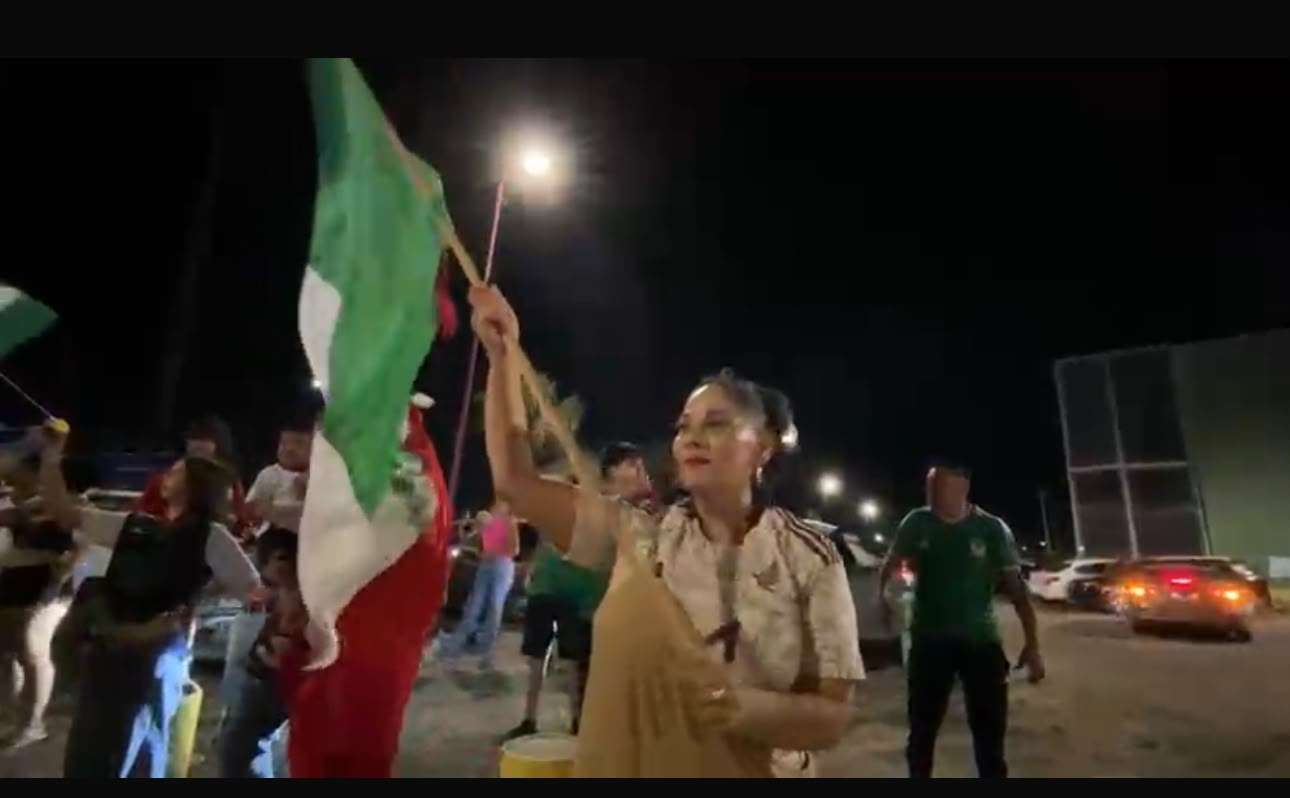 Celebran juarenses triunfo de México vs Ecuador en la Megabandera