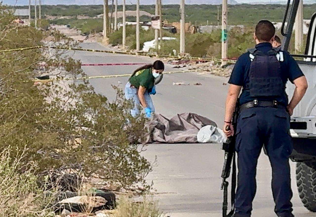 Asesinan y tiran a dos hombres en el kilómetro 27 de la Carretera Casas Grandes
