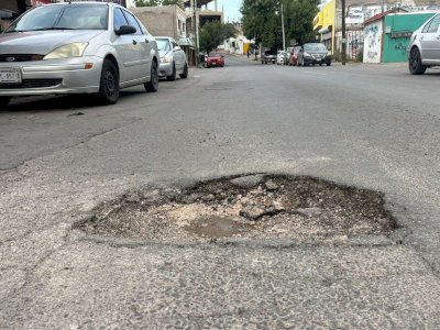Reportan conductores enorme bache en la Neri Santos 