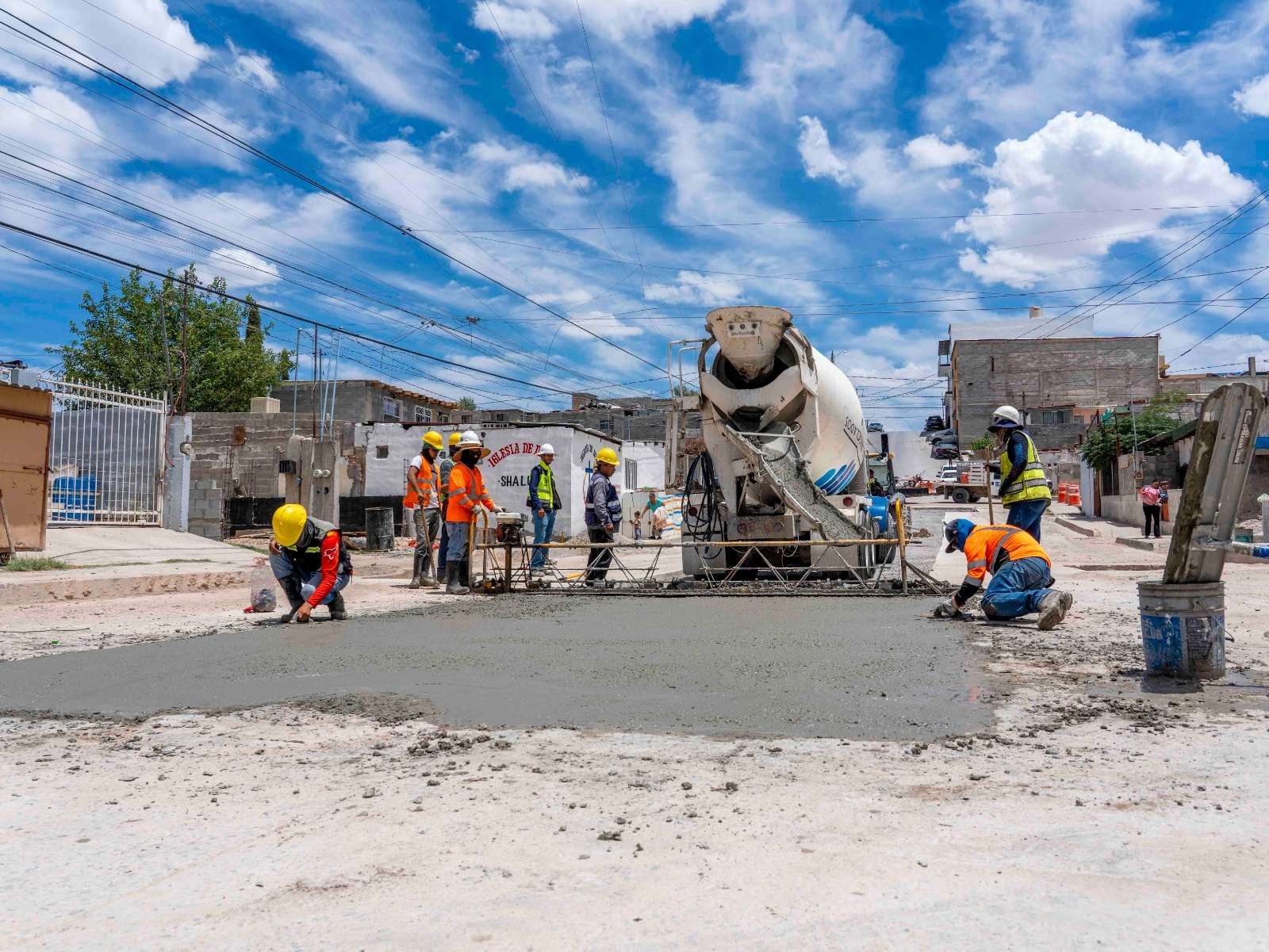 Bachean la calle Mayas tras reparar hundimiento en las Aztecas