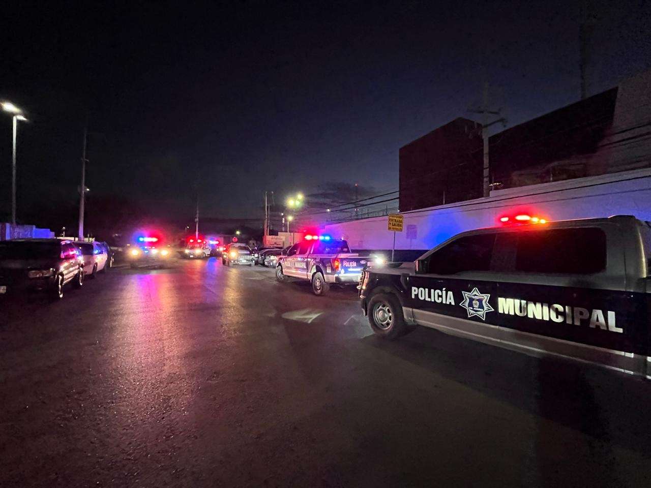 Hombre baleado llega condiciendo hasta la estación de policías