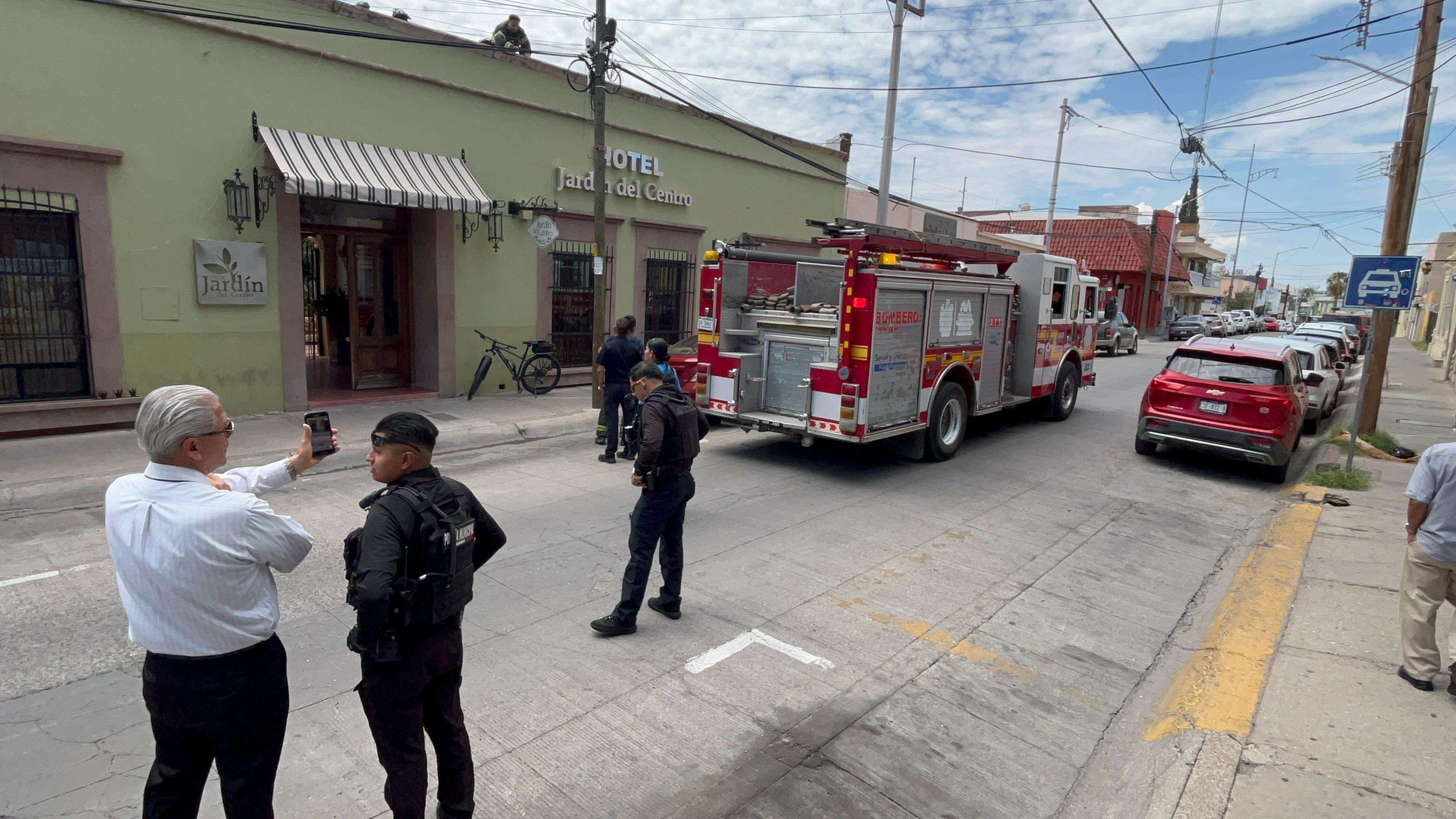 Controlan fuga de gas en tanque estacionario de hotel en el centro