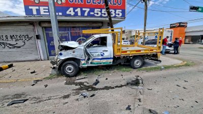 Choque entre 2 pickups deja daños y caos vial en la Vallarta