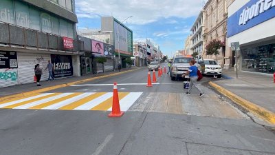Dan mantenimiento a pasos peatonales en el centro 