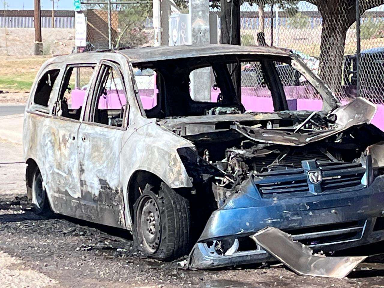 Arde camioneta en la Fidel Velázquez; fuego también daña un poste de Telmex