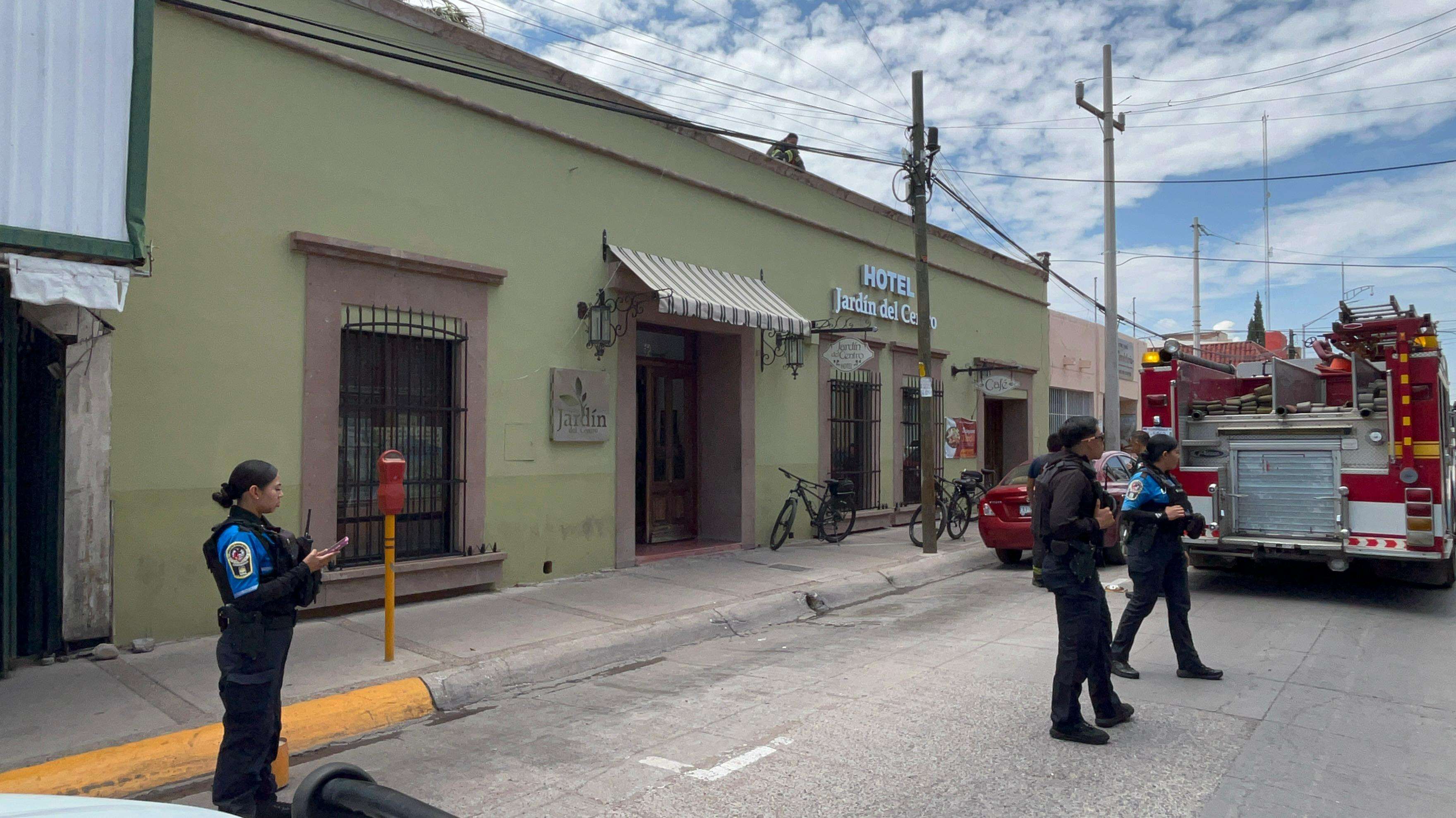 Controlan fuga de gas en tanque estacionario de hotel en el centro