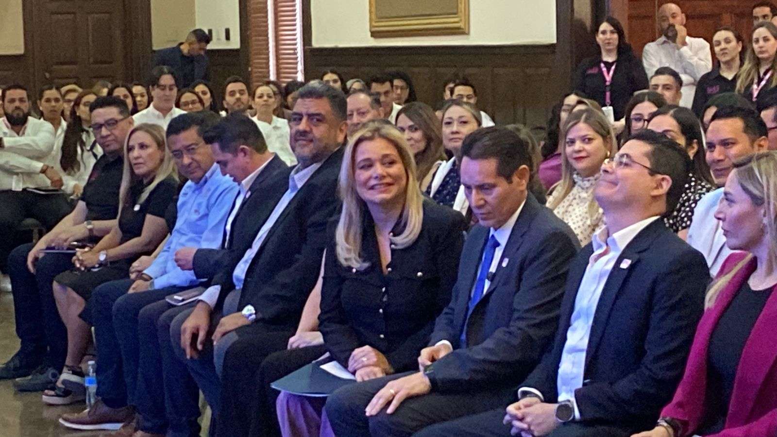 Entrega Maru Campos certificaciones BHG a dependencias estatales