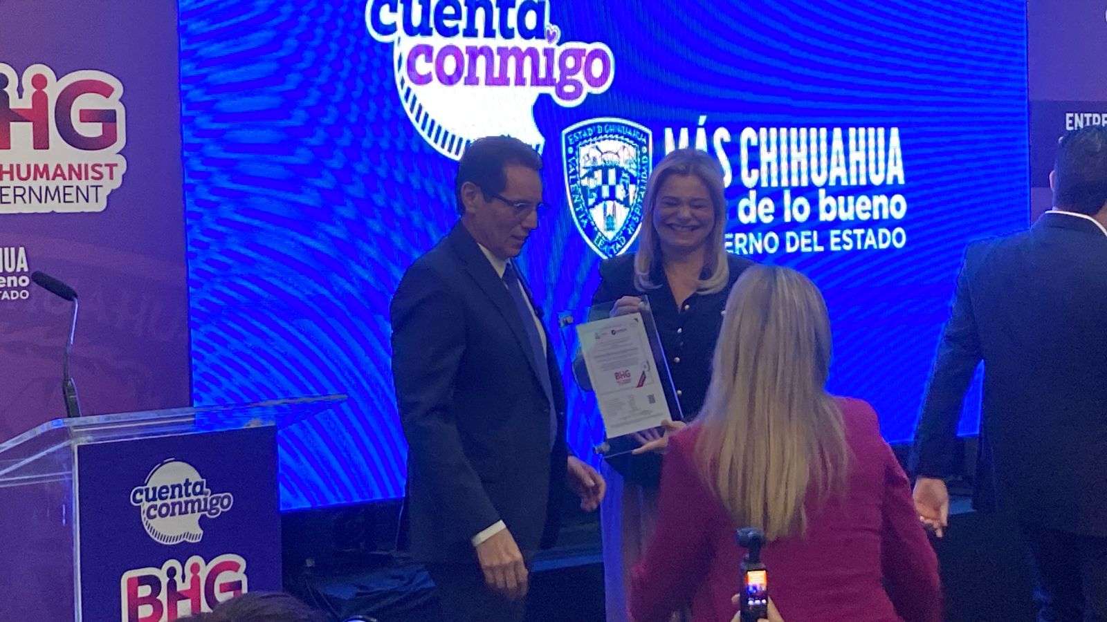 Entrega Maru Campos certificaciones BHG a dependencias estatales