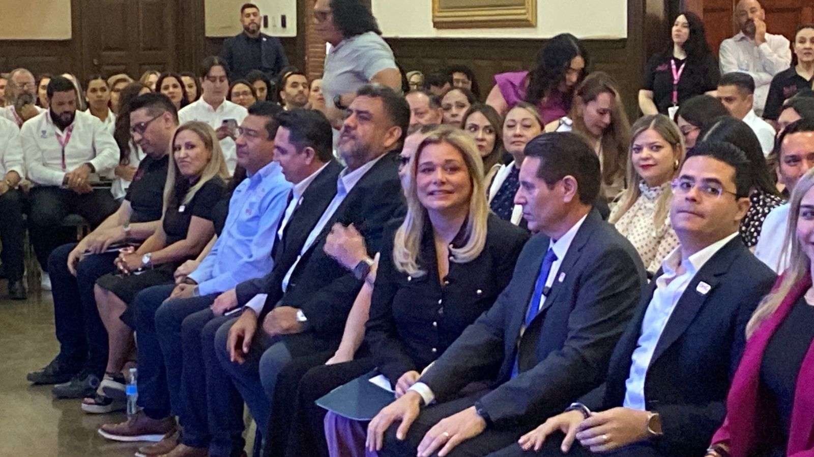 Entrega Maru Campos certificaciones BHG a dependencias estatales