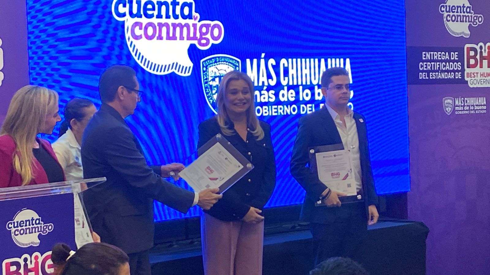 Entrega Maru Campos certificaciones BHG a dependencias estatales