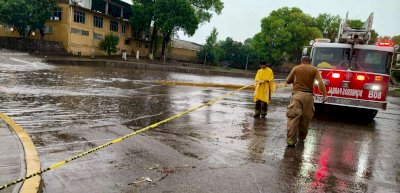 Implementan operativos preventivos y de rescate por lluvias en Parral