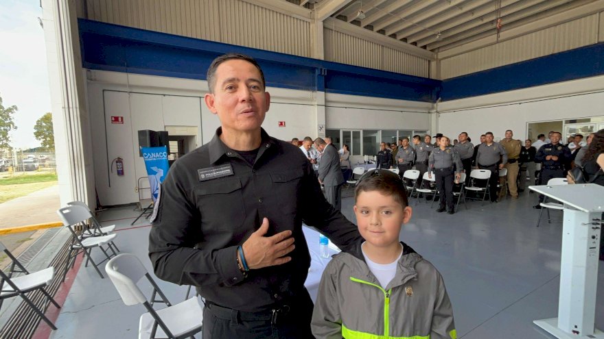 Recibe hijo de policía placa honoraria de manos de Julio Salas 