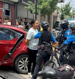 Pelea entre menores desata caos y termina con una madre arrestada