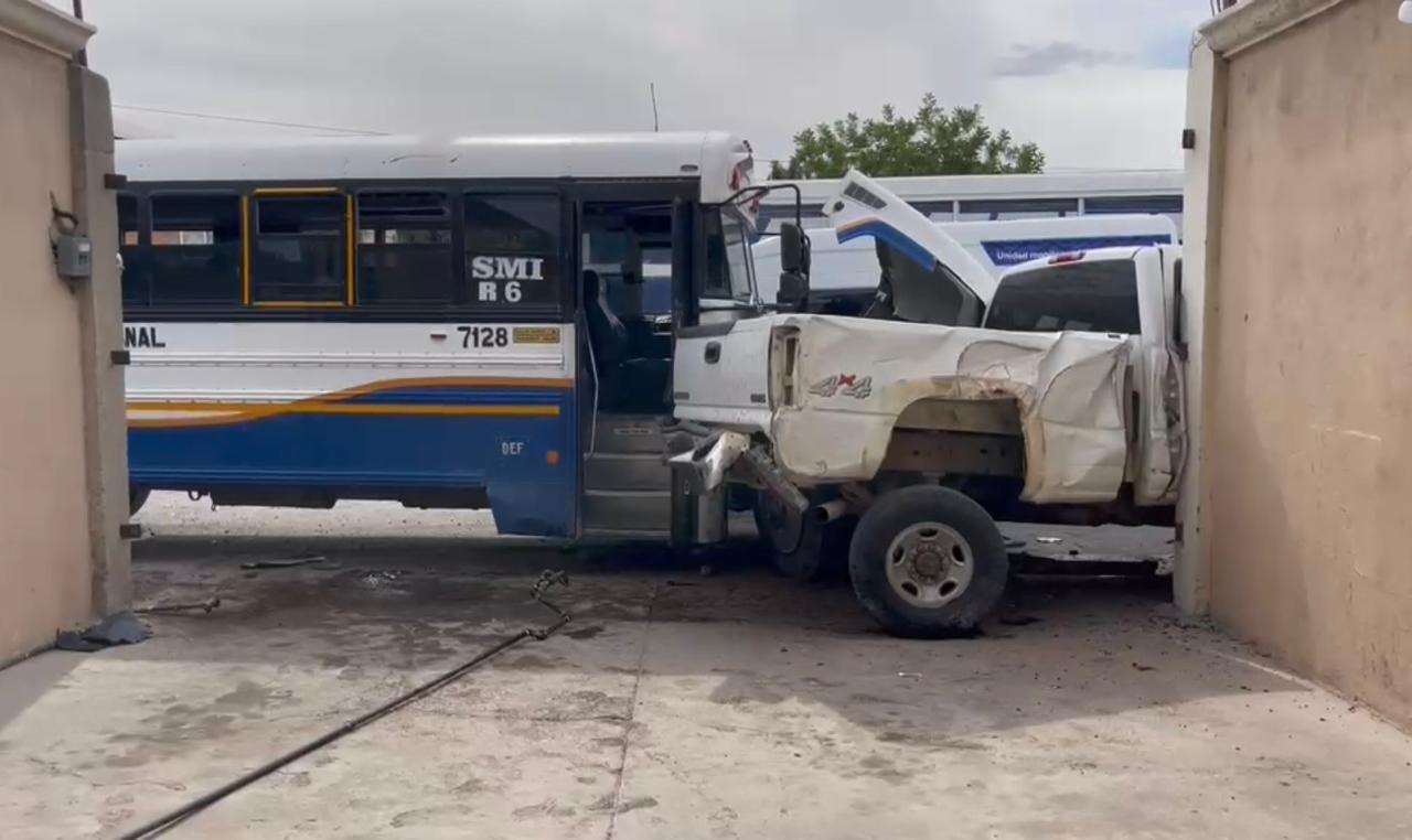 Camión de transporte de personal choca contra ocho vehículos y un local