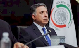 Burlan congelamiento de cuentas; Senado paga con cheques a Inzunza
