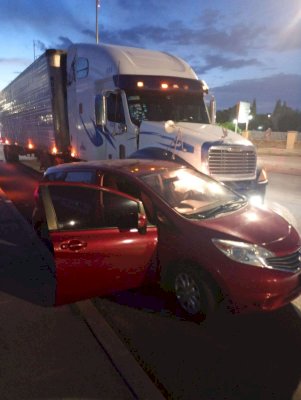 Arrastra tráiler varios metros un automóvil en el R. Almada