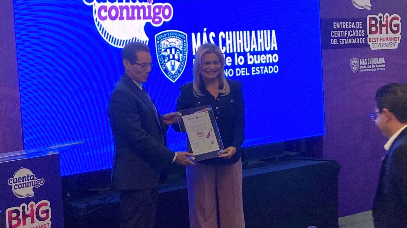 Entrega Maru Campos certificaciones BHG a dependencias estatales