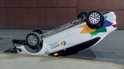 Pierde el control de su vehículo y termina en un desnivel de La Cantera
