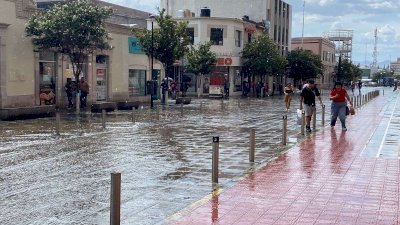 Comienzan a inundarse calles del centro por lluvia