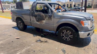 Sofocan incendio en pickup en Parral, no hay lesionados