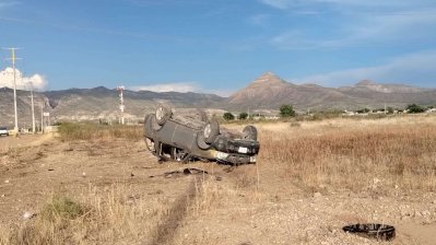 Resultan ilesos tras aparatosa volcadura en Vistas de San Guillermo